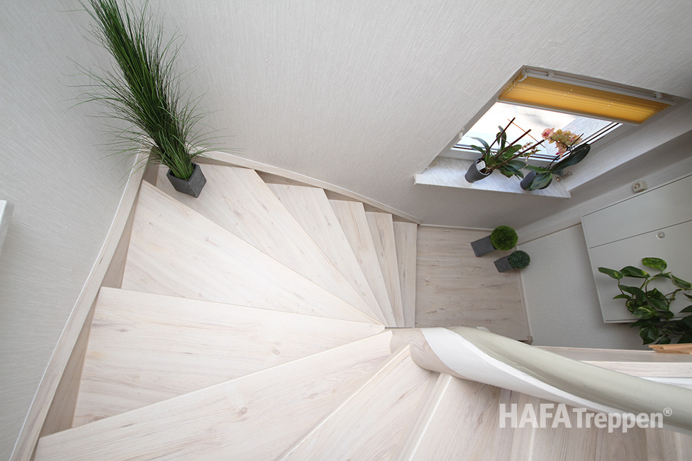 Treppe nussbaum weiss