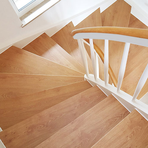 Treppe renoviert mit CPL-Laminatstufen im Dekor Eiche
