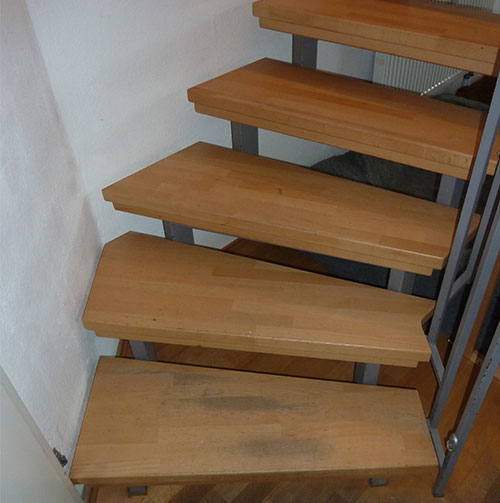 Alte Treppe vor der Renovierung