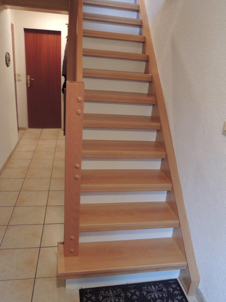Treppe nach der Renovierung — Laminat Buche