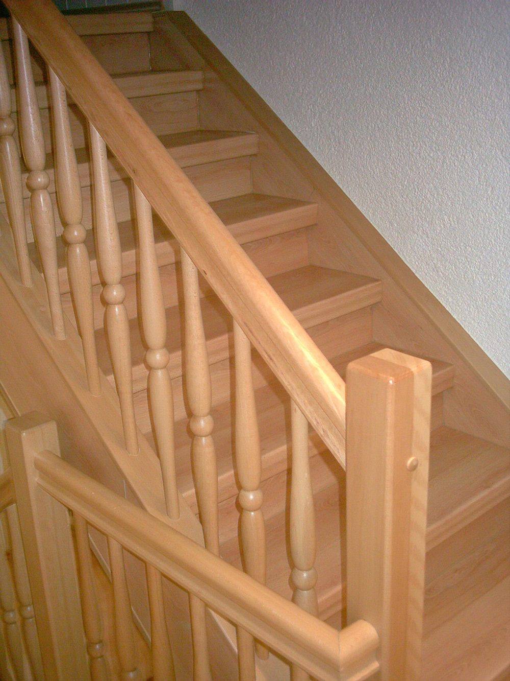Treppe nach der Renovierung — Laminat Ahorn