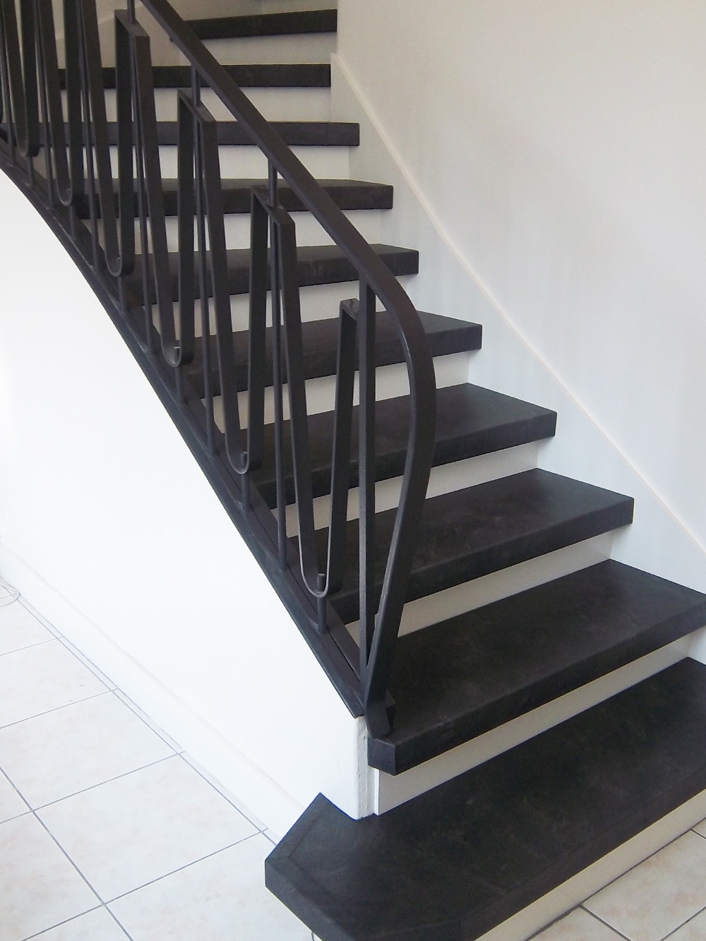 Treppe nach der Renovierung — Laminat Anthrazit
