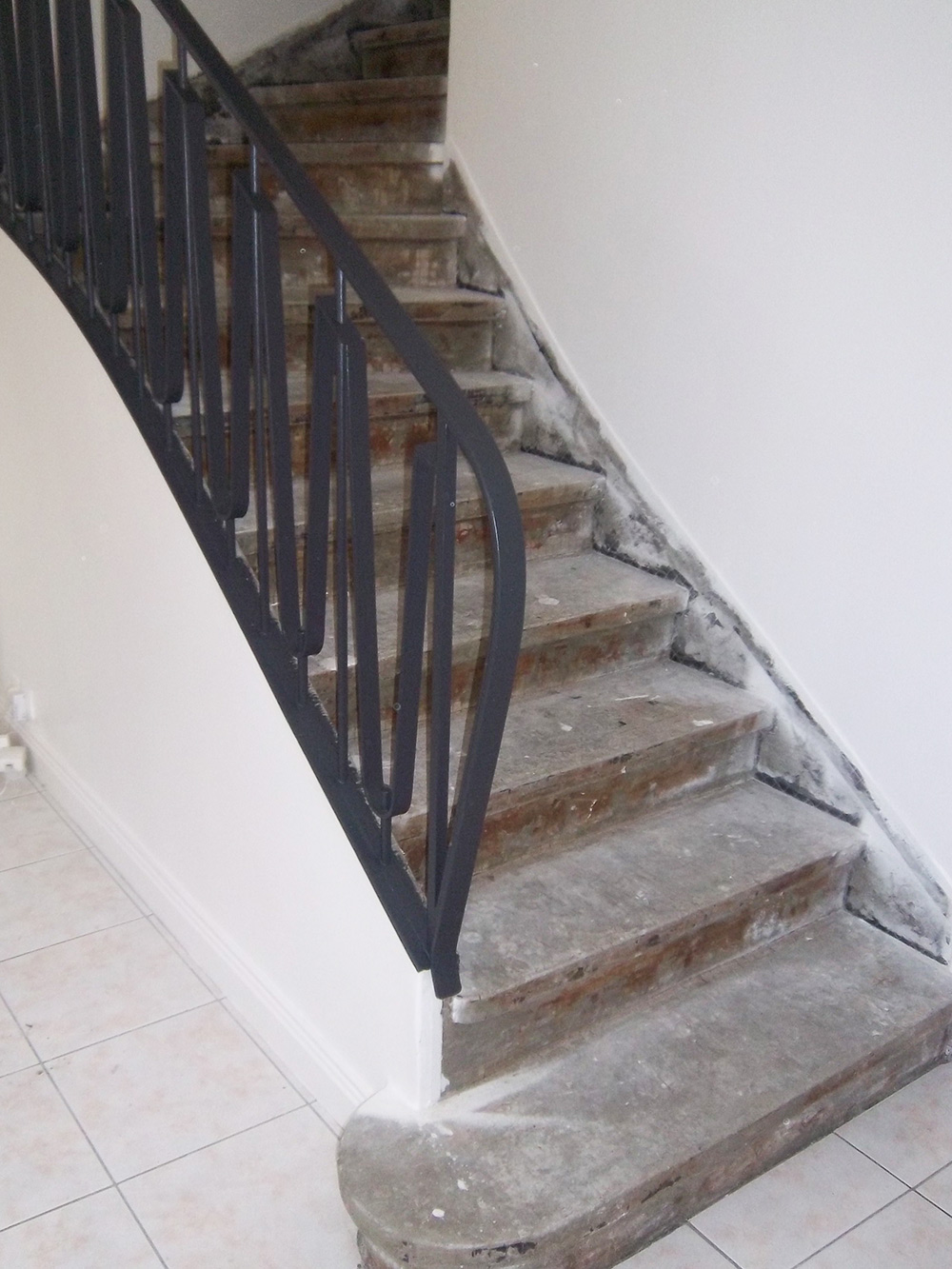 Alte Treppe vor der Renovierung