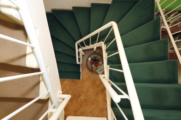 Alte Treppe vor der Renovierung