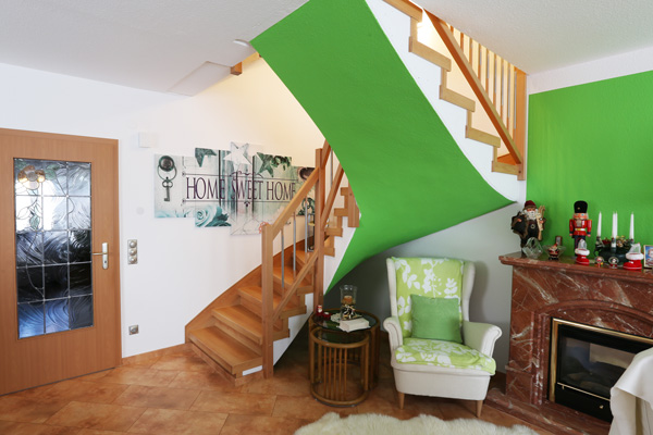 Treppe nach der Renovierung — Laminat Buche