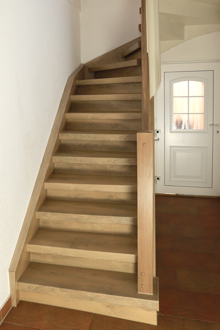 Treppe nach der Renovierung — Laminat Kalkeiche