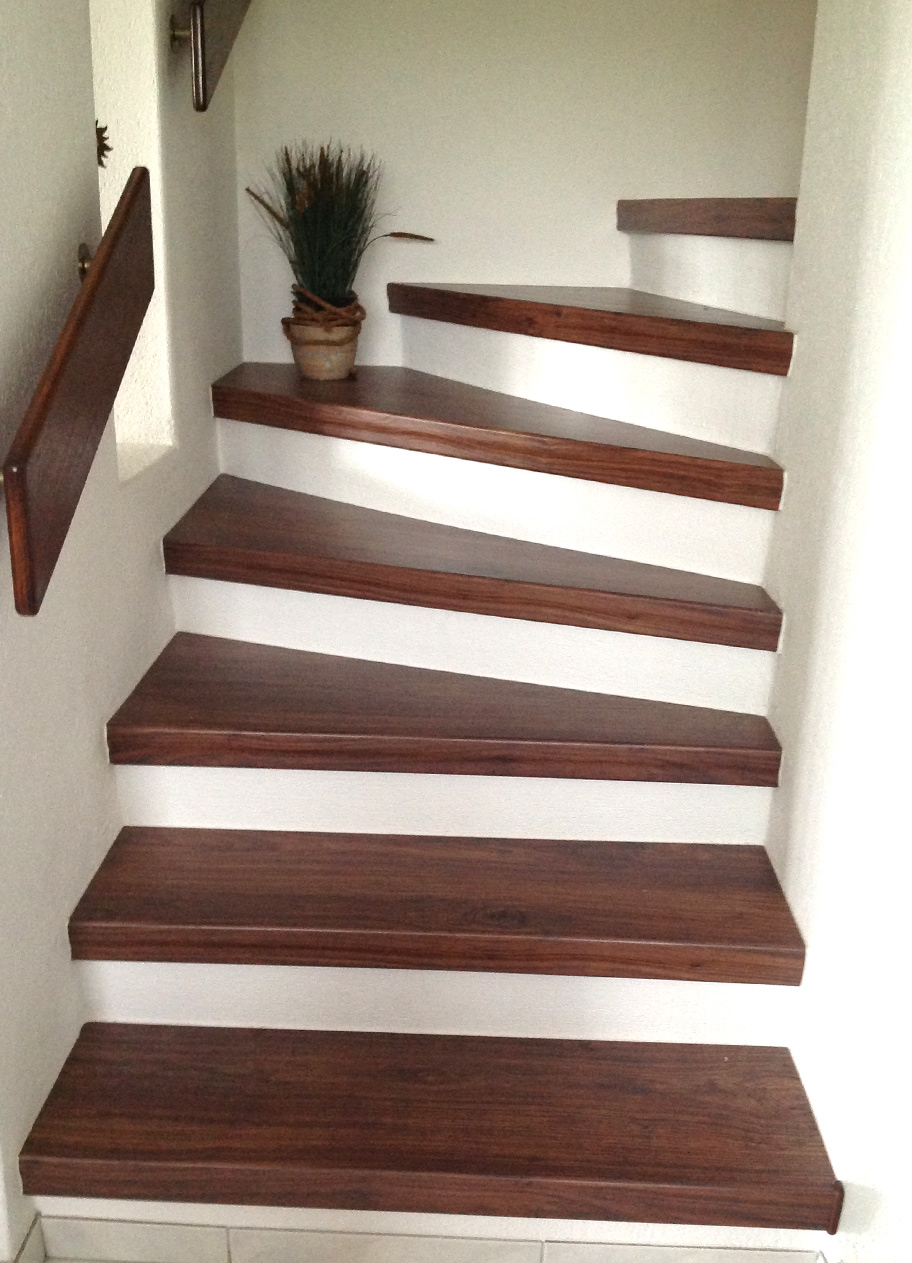 Treppe nach der Renovierung — Laminat Walnuss