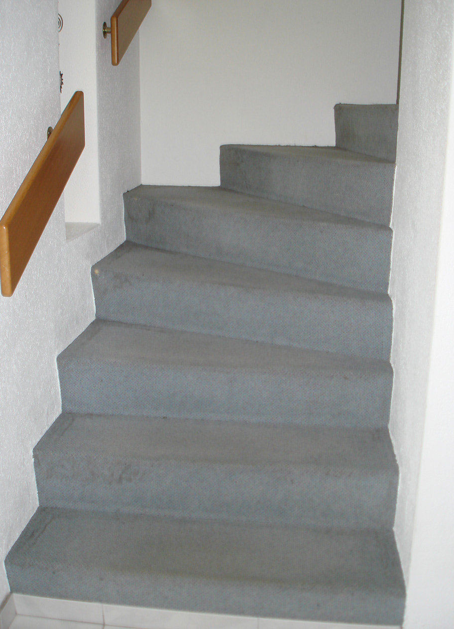 Alte Treppe vor der Renovierung