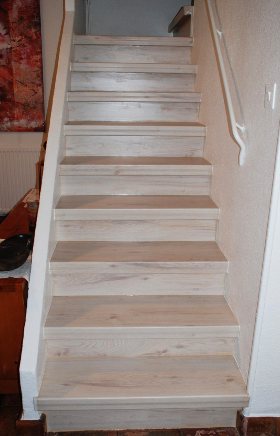Treppe nach der Renovierung — Laminat Weißer Nussbaum